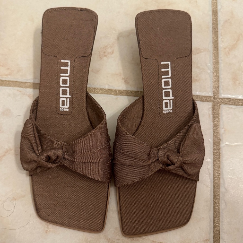 Moda Spana Brown Kitten Heels with Knotted Detail
